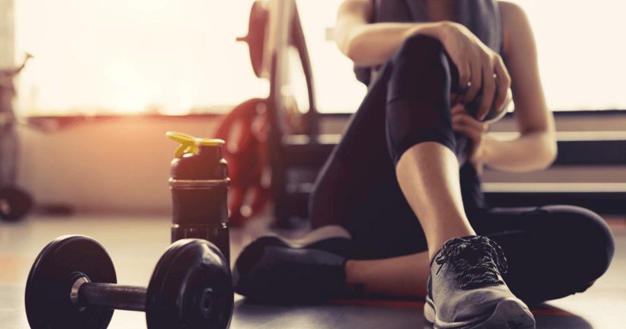 woman in the gym wondering the best way to prevent athletes foot when exercising