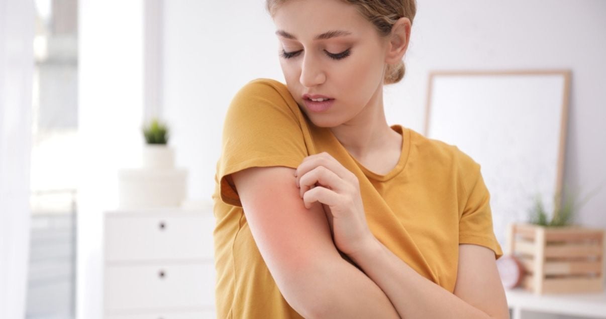 woman scratching ringworm fungus